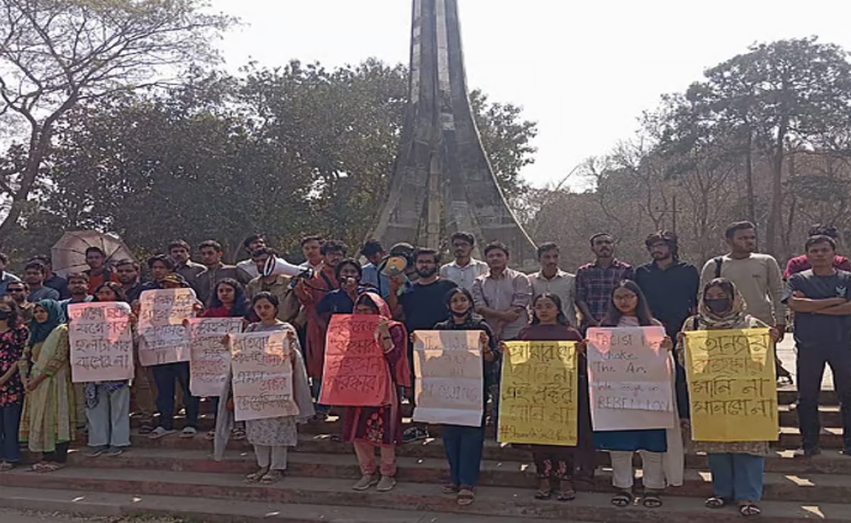 চবিতে শিক্ষার্থীদের ‘হানিট্র্যাপ’ মন্তব্য করায় প্রক্টরের পদত্যাগ দাবি
