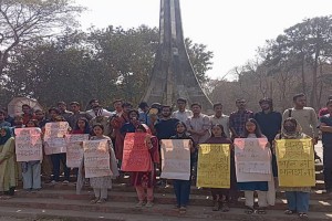 চবিতে শিক্ষার্থীদের ‘হানিট্র্যাপ’ মন্তব্য করায় প্রক্টরের পদত্যাগ দাবি