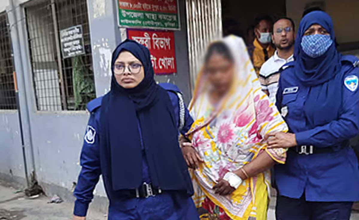 দাউদকান্দিতে এসি ল্যান্ডের ওপর হামলার ঘটনায় ২ নারীকে আটক করেছে পুলিশ। ছবি: সংগৃহীত