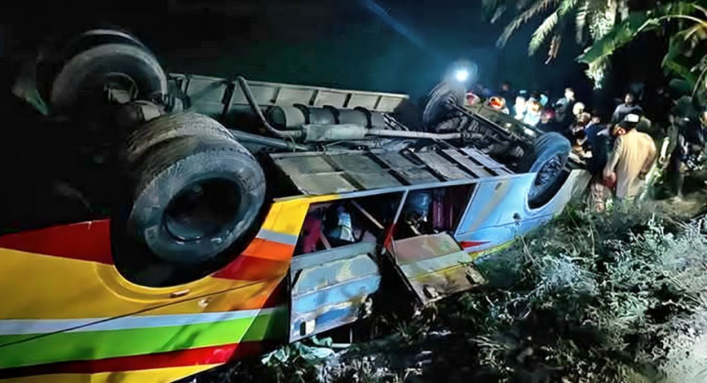 ফরিদপুরে বরযাত্রীর বাস খাদে পড়ে নিহত ১, আহত ৪০ 2 বাস 1739603804 ফরিদপুরে বরযাত্রীর বাস খাদে পড়ে নিহত ১, আহত ৪০