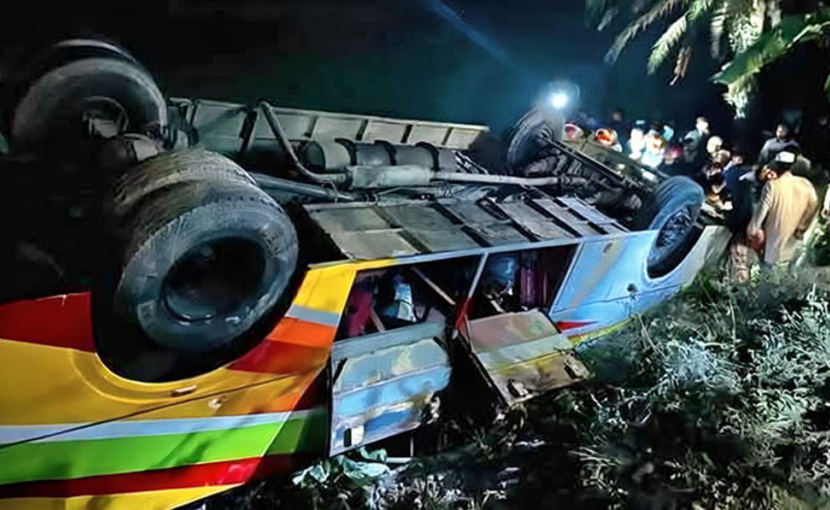 ফরিদপুরে বরযাত্রীর বাস খাদে পড়ে নিহত ১, আহত ৪০