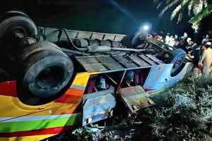 ফরিদপুরে বরযাত্রীর বাস খাদে পড়ে নিহত ১, আহত ৪০