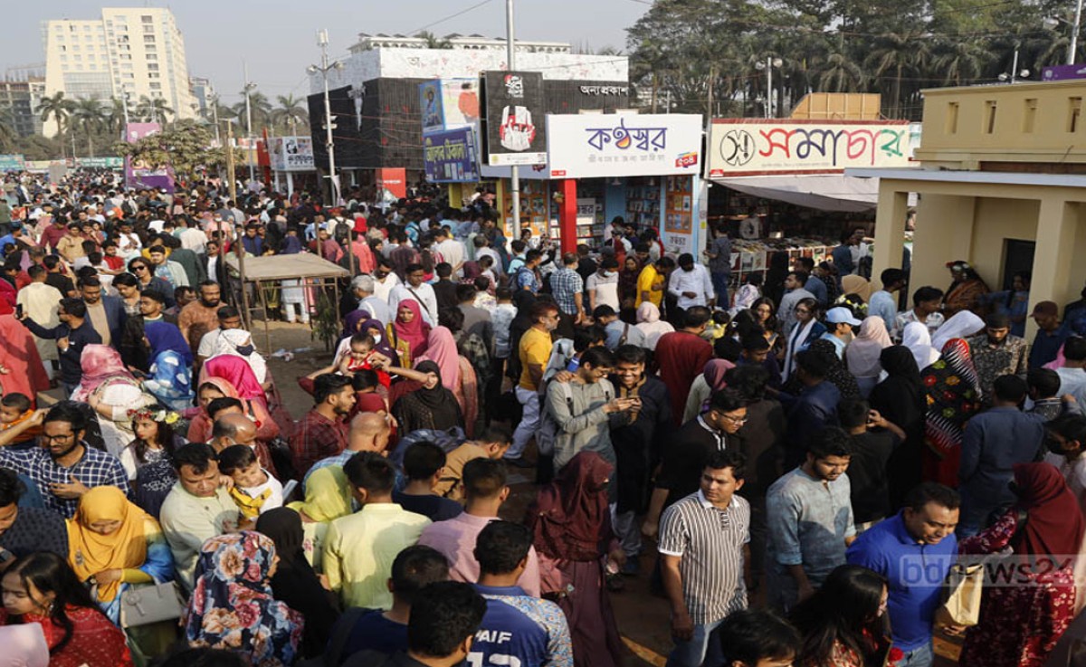 বইমেলা: পহেলা ফাগুনের রেশ এখনও কাটেনি, বিক্রি বাড়ছে