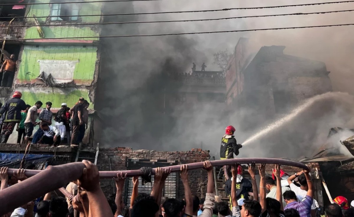 রাজধানীর ইসলামবাগে ভবনে আগুন, নিয়ন্ত্রণে ৮ ইউনিট