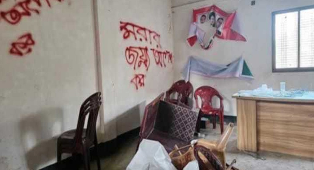 বিএনপির কার্যালয় ভেঙে দেয়ালে লিখন ‘মরার জন্য অপেক্ষা কর’ 4 ম ৩১ 1739463502 বিএনপির কার্যালয় ভেঙে দেয়ালে লিখন ‘মরার জন্য অপেক্ষা কর’