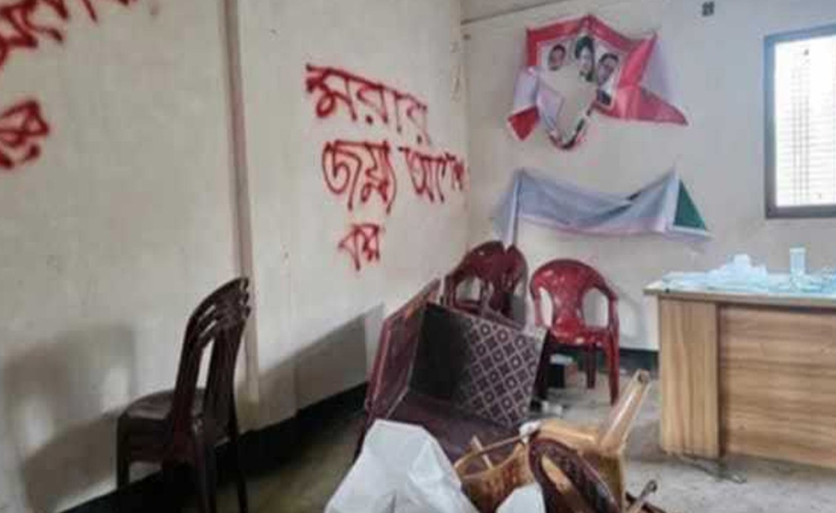 বিএনপির কার্যালয় ভেঙে দেয়ালে লিখন ‘মরার জন্য অপেক্ষা কর’