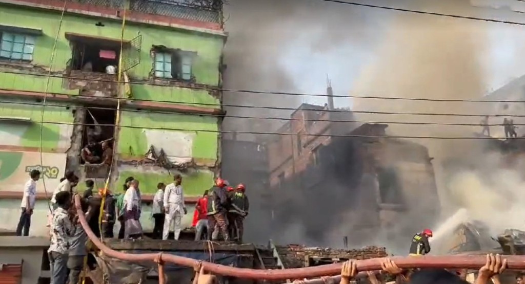 রাজধানীর ইসলামবাগের ভবনে লাগা আগুন নিয়ন্ত্রণে 2 ম ৪ 1739616998 রাজধানীর ইসলামবাগের ভবনে লাগা আগুন নিয়ন্ত্রণে