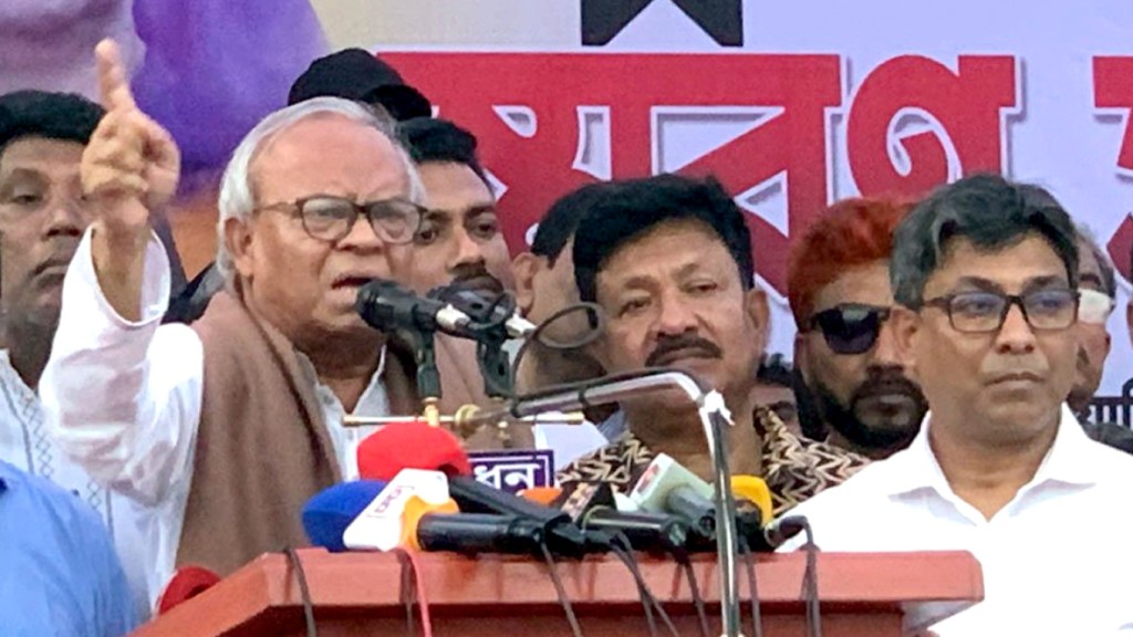 বিএনপির উদারতার সুযোগ নিয়ে রাজনীতি করেছে জামায়াত: রিজভী 4 সভায় বক্তব্য রাখছেন বিএনপির জ্যেষ্ঠ যুগ্ম মহাসচিব রুহুল কবির রিজভী। ছবিঃ সংগৃহীত