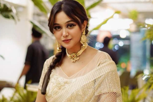 ধূমপান বিতর্কে মুখ খুললেন অভিনেত্রী