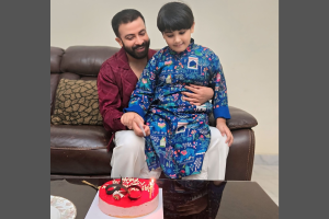 আব্রামের সঙ্গে জন্মদিনের কেক কাটলেন শাকিব খান