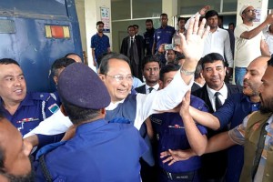 আদালতে হাস্যোজ্জ্বল ইনু, চিন্তা করতে বারণ করলেন আইনজীবীদের