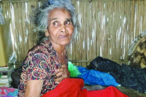 ছাগলের ঘরে ৮০ বছর বয়সি বৃদ্ধা মায়ের জীবন