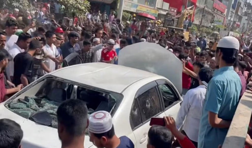‘মব’ তৈরী করে দুই বিদেশি নাগরিককে মারধর, গ্রেপ্তার ২ 25 Foreigner 1741178071 ‘মব’ তৈরী করে দুই বিদেশি নাগরিককে মারধর, গ্রেপ্তার ২