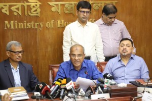 দেশবিরোধী আন্দোলন-সমাবেশে উসকানিদাতাদের গ্রেপ্তারের নির্দেশ দিলেন স্বরাষ্ট্র উপদেষ্টা