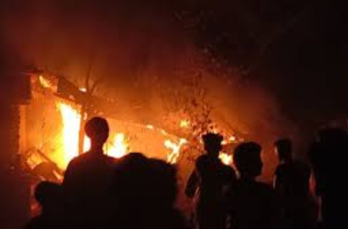 শিশুটির গ্রামের বাড়িতে দাফন সম্পন্ন, অভিযুক্তের বাড়িতে আগুন দিল বিক্ষুব্ধ জনতা