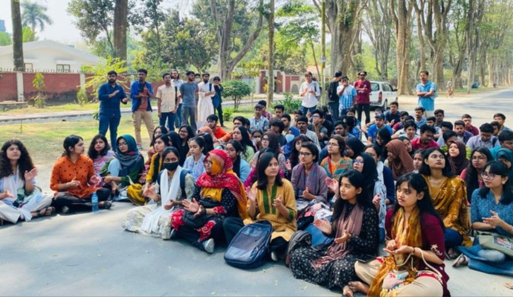 রাবিতে পোশাক নিয়ে কটূক্তি ও হামলার ঘটনায় শিক্ষার্থীদের বিক্ষোভ 4 Masum 1 1741860586 রাবিতে পোশাক নিয়ে কটূক্তি ও হামলার ঘটনায় শিক্ষার্থীদের বিক্ষোভ