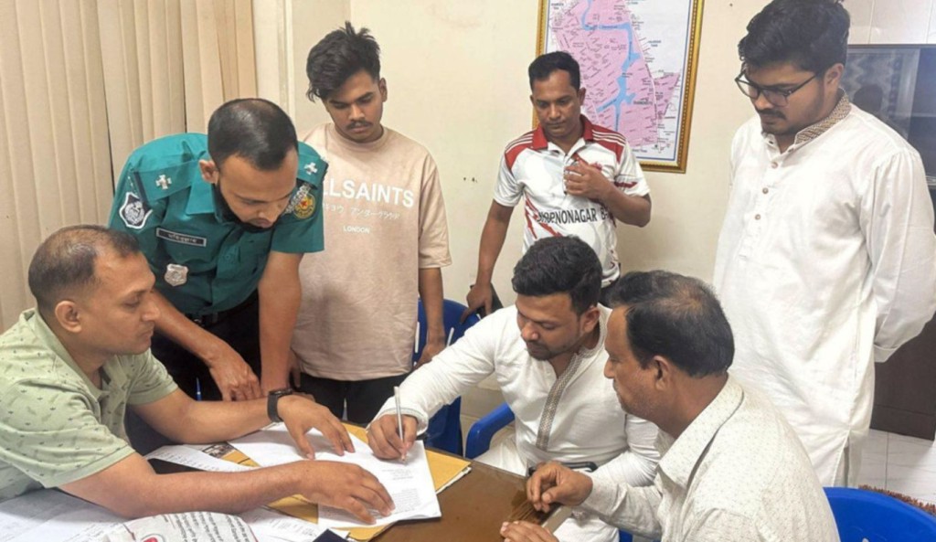 দুই উপদেষ্টার হস্তক্ষেপে মুক্তি পান ধানমন্ডিতে আটক সেই মহিউদ্দিন 2 Masum 2 1741861911 দুই উপদেষ্টার হস্তক্ষেপে মুক্তি পান ধানমন্ডিতে আটক সেই মহিউদ্দিন