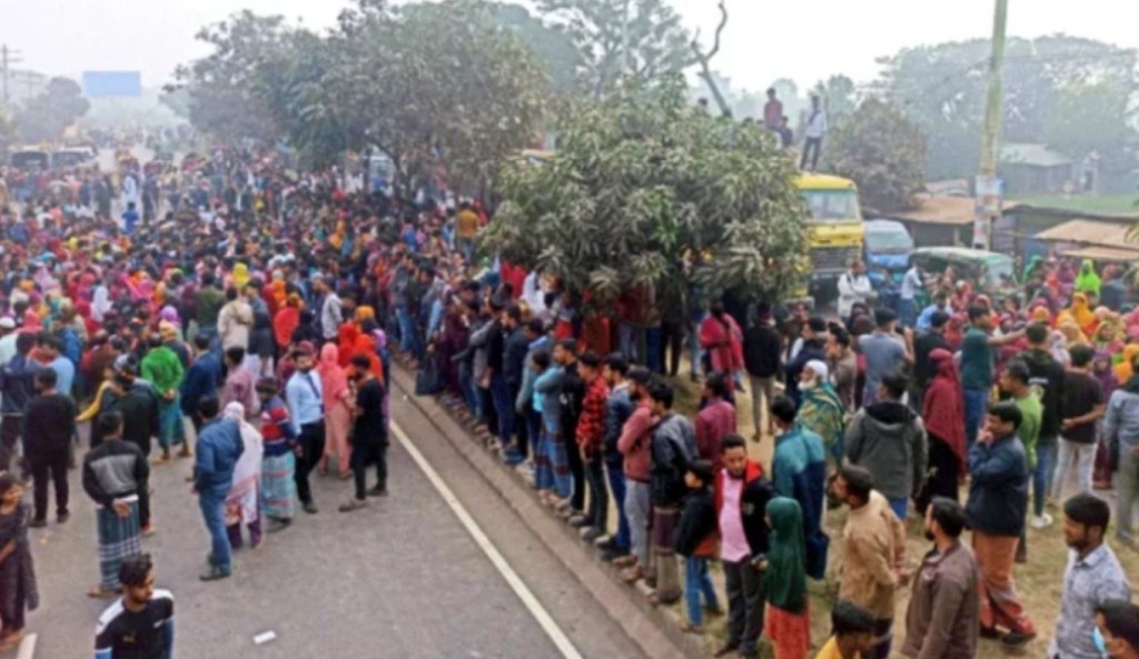দুই ঘণ্টা অবরোধের পর মহাসড়ক ছাড়লেন পোশাক শ্রমিকরা 4 Masum 3 1741947247 দুই ঘণ্টা অবরোধের পর মহাসড়ক ছাড়লেন পোশাক শ্রমিকরা