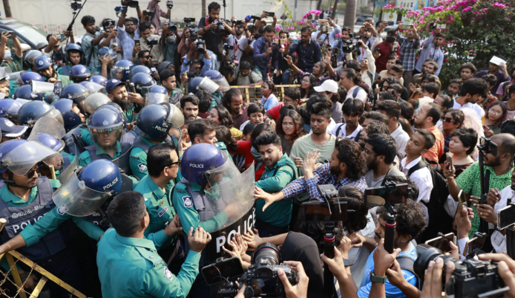 ধর্ষণবিরোধী বিক্ষোভকারীদের সঙ্গে পুলিশের সংঘর্ষ 3 Movement 2 1741691424 ধর্ষণবিরোধী বিক্ষোভকারীদের সঙ্গে পুলিশের সংঘর্ষ