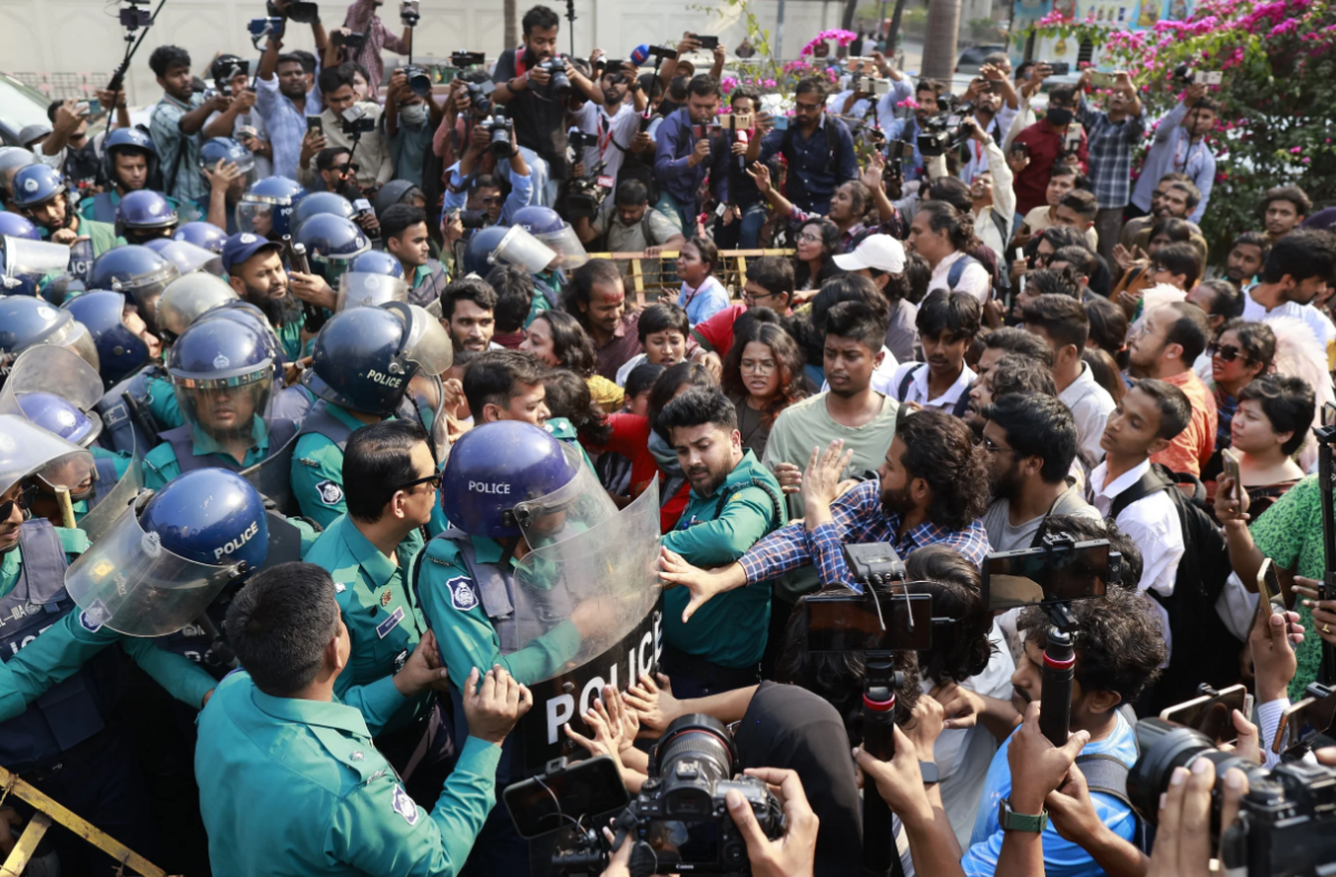 ধর্ষণবিরোধী বিক্ষোভকারীদের সঙ্গে পুলিশের সংঘর্ষ