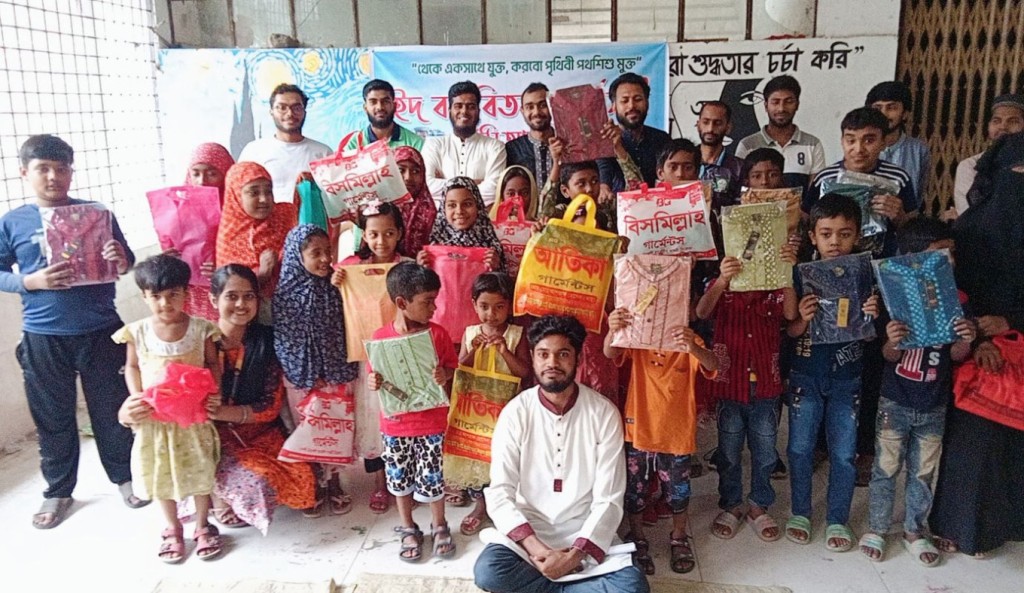 TOUKIR 12 1742478331 পথশিশুদের মাঝে ইবি সিআরসির ঈদ উপহার বিতরণ