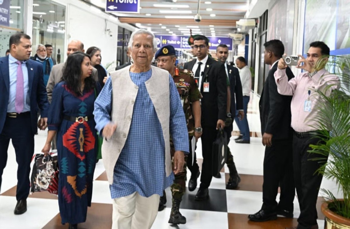 চার দিনের চীন সফর শেষে দেশে ফিরলেন প্রধান উপদেষ্টা