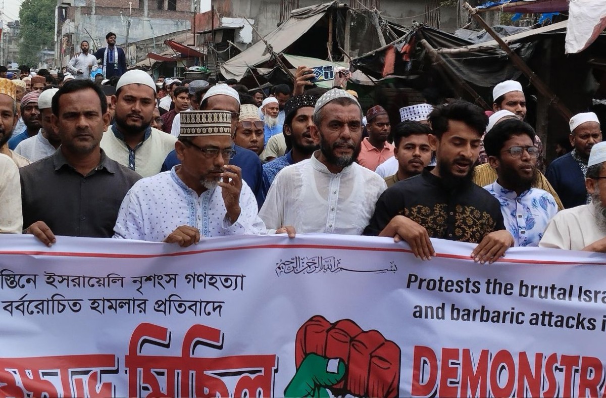 গাজায় ইসরায়েলের বর্বর হামলার প্রতিবাদে কুমারখালীতে বিক্ষোভ মিছিল