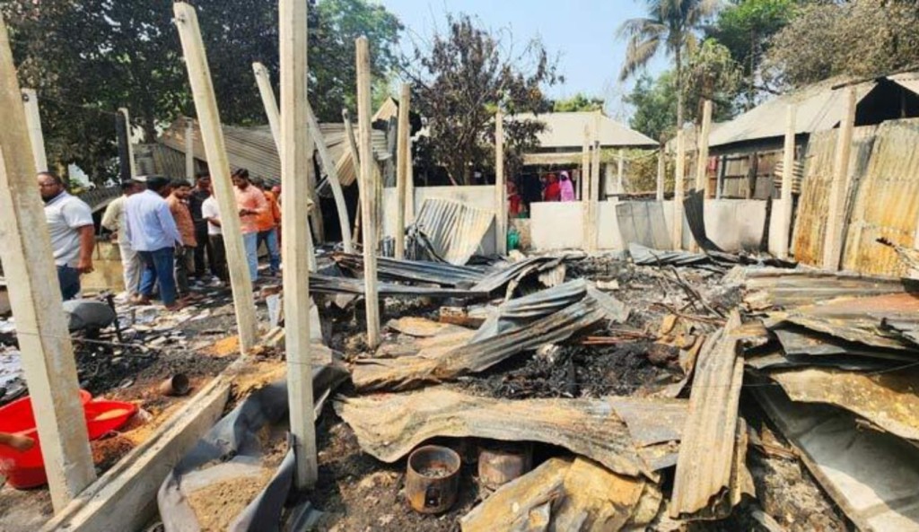 সিরাজগঞ্জে মধ্যরাতে বিএনপি নেতার বাড়িতে অগ্নিসংযোগ 3 TOUKIR 1 1742118066 সিরাজগঞ্জে মধ্যরাতে বিএনপি নেতার বাড়িতে অগ্নিসংযোগ