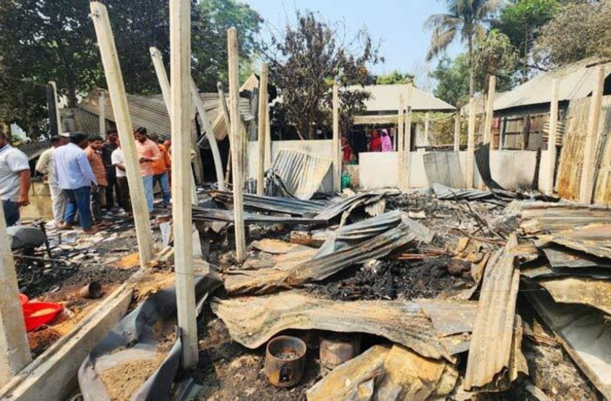 সিরাজগঞ্জে মধ্যরাতে বিএনপি নেতার বাড়িতে অগ্নিসংযোগ