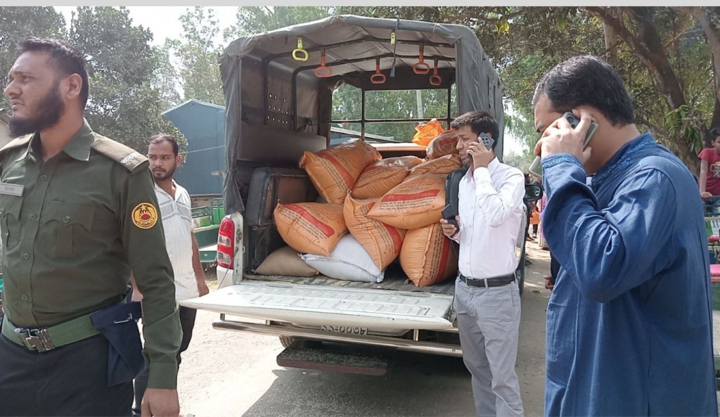 ঘোড়াঘাটে সরকারি ভিজিএফ'র ৩০ বস্তা চাল জব্দ 3 TOUKIR 31 1742219803 ঘোড়াঘাটে সরকারি ভিজিএফ'র ৩০ বস্তা চাল জব্দ