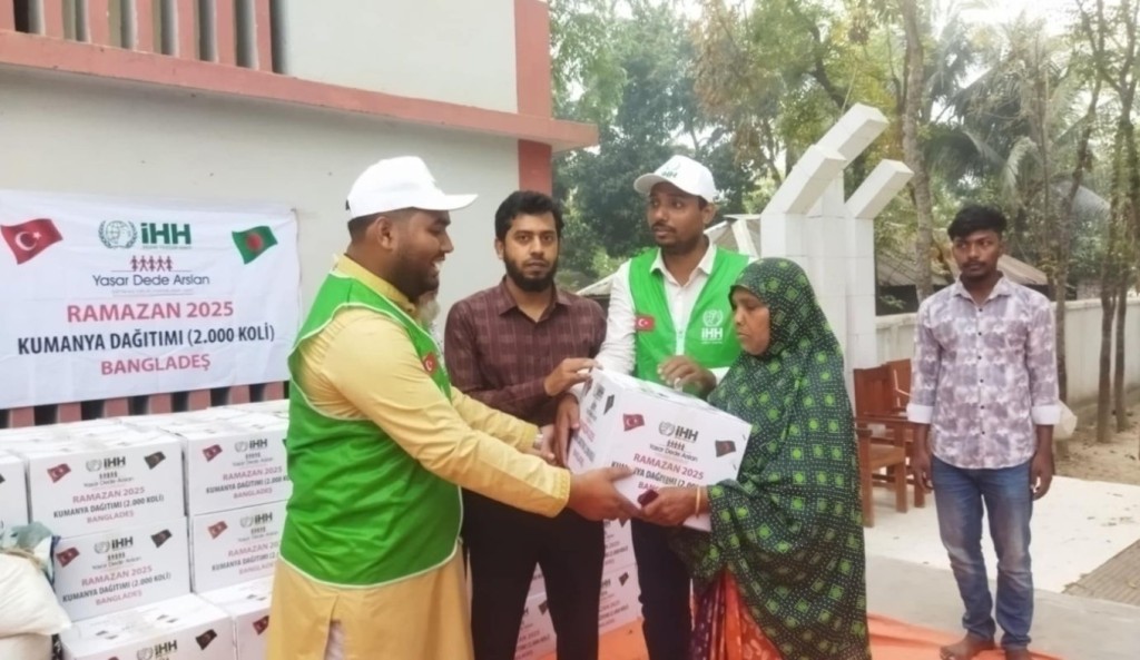 দৌলতপুরে দুই শতাধিক পরিবারের মাঝে এক মাসের ইফতার সামগ্রী বিতরণ 3 TOUKIR 33 1742221550 দৌলতপুরে দুই শতাধিক পরিবারের মাঝে এক মাসের ইফতার সামগ্রী বিতরণ