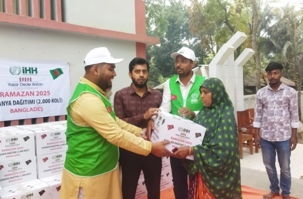 দৌলতপুরে দুই শতাধিক পরিবারের মাঝে এক মাসের ইফতার সামগ্রী বিতরণ