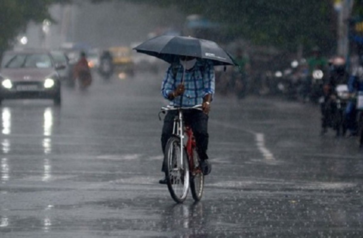 রাজধানীতে গুঁড়ি গুঁড়ি বৃষ্টি, ঝড়ো হাওয়াসহ বজ্রপাতের সম্ভাবনা
