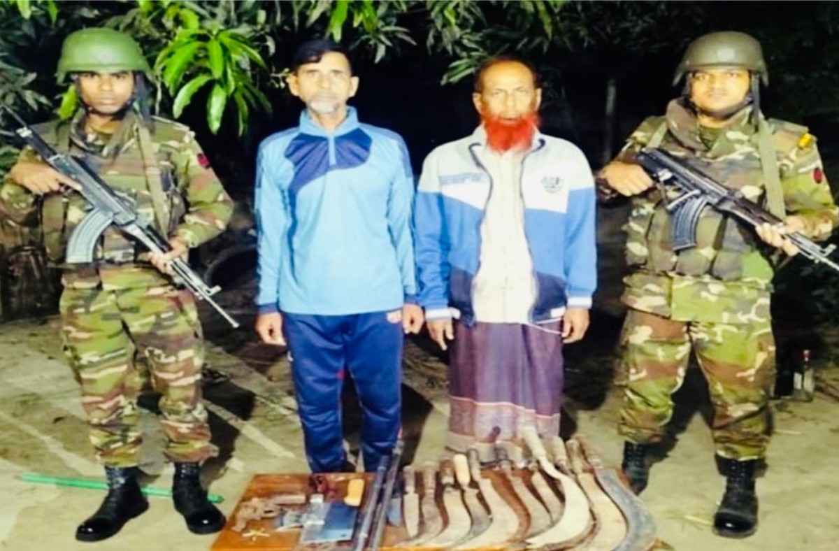 খোকসায় বিএনপি নেতার বাড়িতে অভিযান চালিয়ে অস্ত্র ও গুলি জব্দ, গ্রেপ্তার ৩