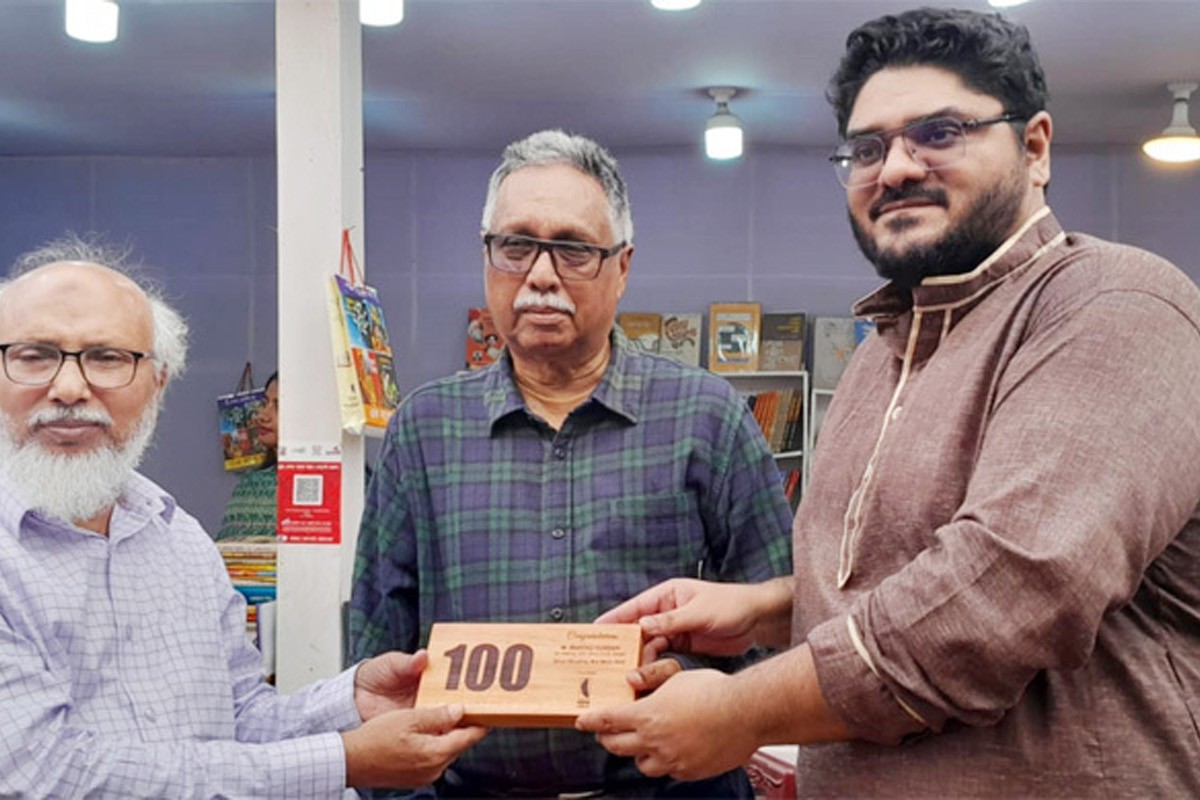 বইমেলায় প্রচ্ছদশিল্পী হিসেবে সম্মাননা পেলেন সাফাক হোসেন