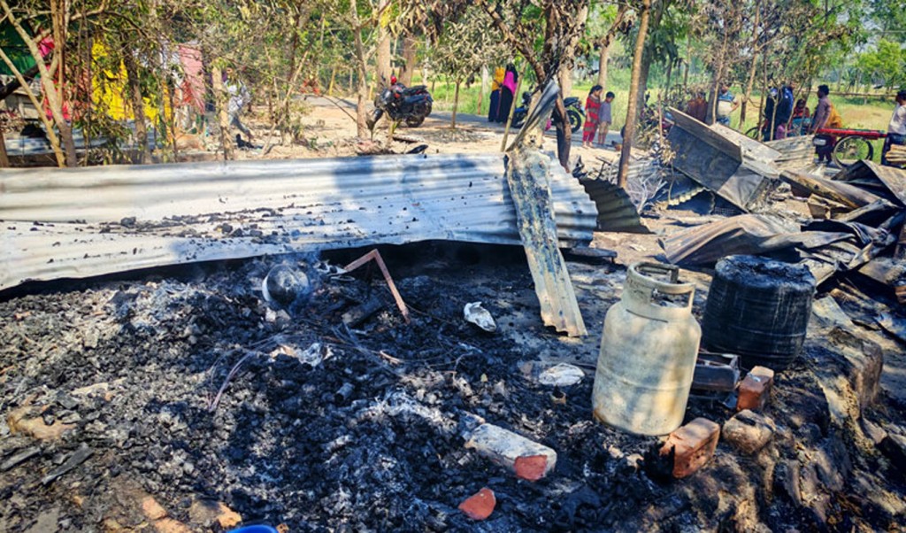 বালুর ব্যবসা নিয়ে দুই গ্রুপের সংঘর্ষ, দুই ভাই নিহত 3 Untitled 14 1741422434 বালুর ব্যবসা নিয়ে দুই গ্রুপের সংঘর্ষ, দুই ভাই নিহত