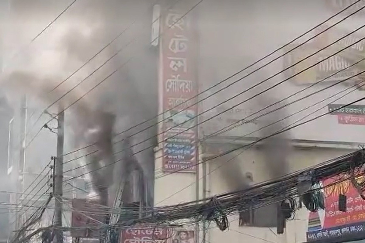 শাহজাদপুরে বহুতল ভবনে আগুন