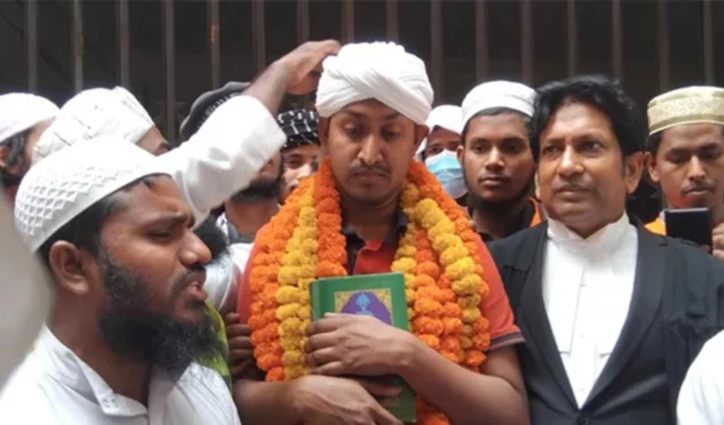 ঢাবি ছাত্রীকে যৌন হেনস্তাকারীকে বাধ্যতামূলক ছুটিতে পাঠালো প্রশাসন 4 Untitled 15 1741363452 ঢাবি ছাত্রীকে যৌন হেনস্তাকারীকে বাধ্যতামূলক ছুটিতে পাঠালো প্রশাসন