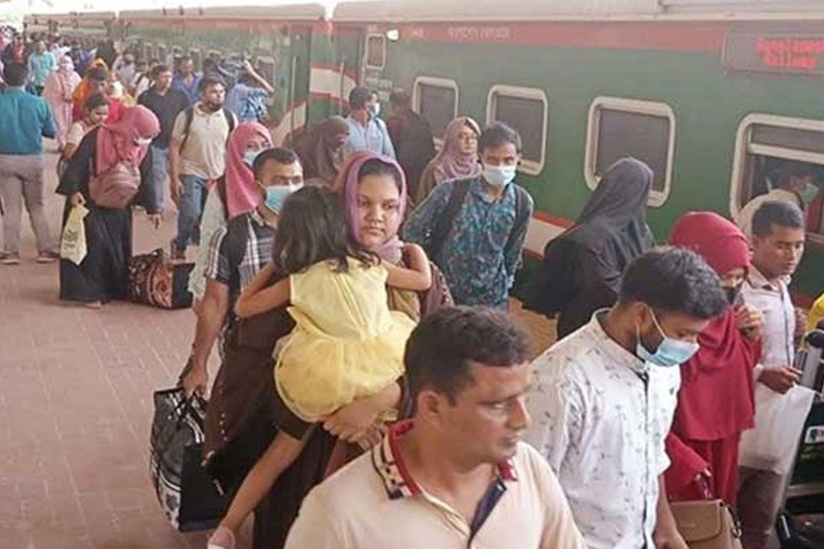 কমলাপুর স্টেশনে ঘরমুখো মানুষের ঢল ,যথাসময়ে ছাড়ছে ট্রেন