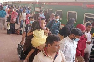 কমলাপুর স্টেশনে ঘরমুখো মানুষের ঢল ,যথাসময়ে ছাড়ছে ট্রেন