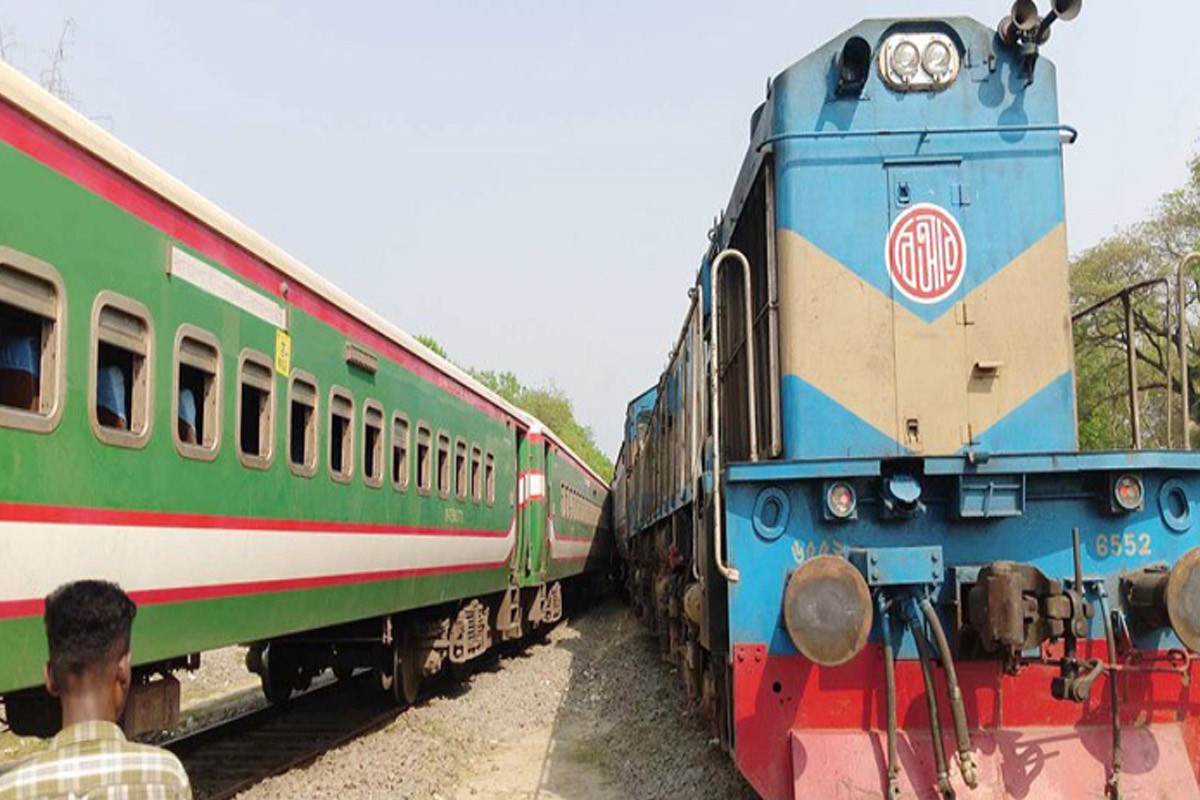 রাজশাহীতে দুই ট্রেনের মধ্যে সংঘর্ষ
