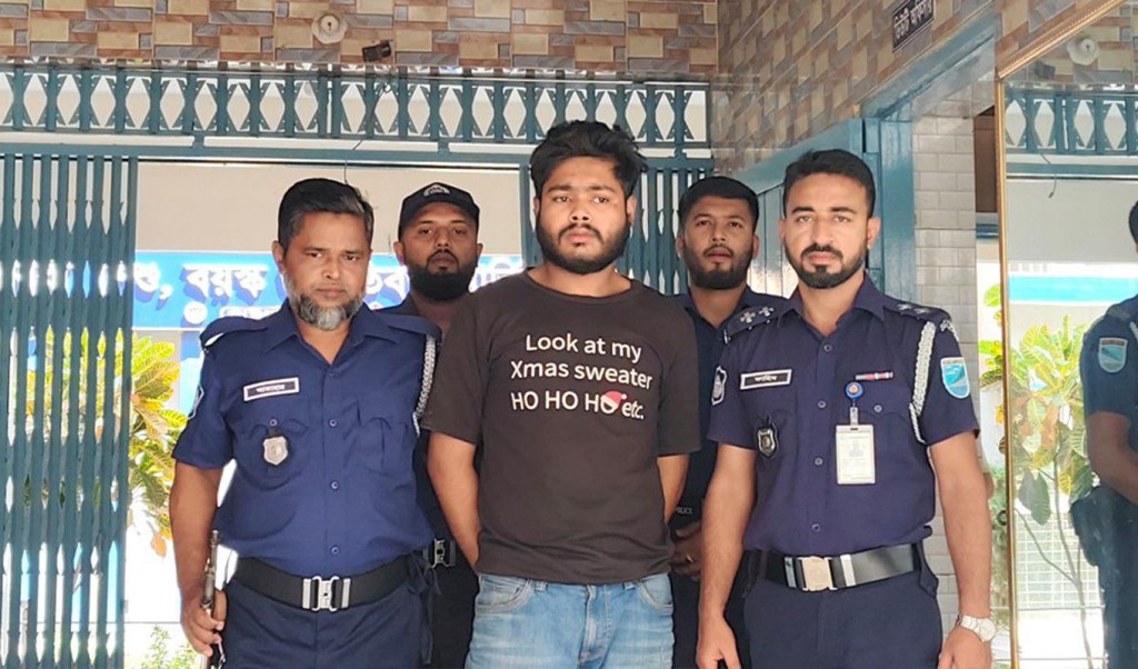 ফরিদপুরে চিকিৎসককে মারধরের প্রধান আসামি গ্রেপ্তার 3 Untitled 1 1742392264 ফরিদপুরে চিকিৎসককে মারধরের প্রধান আসামি গ্রেপ্তার
