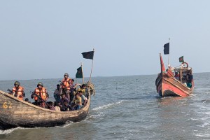বাংলাদেশে অনুপ্রবেশের সময় রোহিঙ্গাদের বহনকারী নৌকাডুবি, জীবিত উদ্ধার ২৫