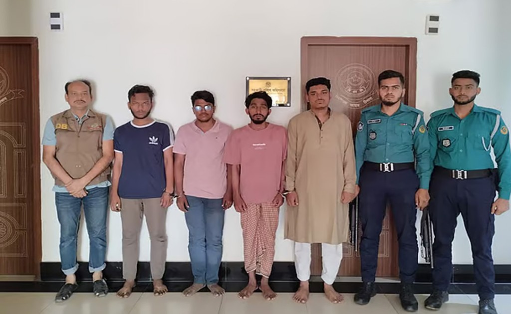 বৈষম্যবিরোধী পরিচয়ে বাসায় ঢুকে চাকরিজীবীকে অপহরণ, গ্রেপ্তার ৪ 3 Untitled 2 Recovered Recovered Recovered Recovered 1741356703 বৈষম্যবিরোধী পরিচয়ে বাসায় ঢুকে চাকরিজীবীকে অপহরণ, গ্রেপ্তার ৪