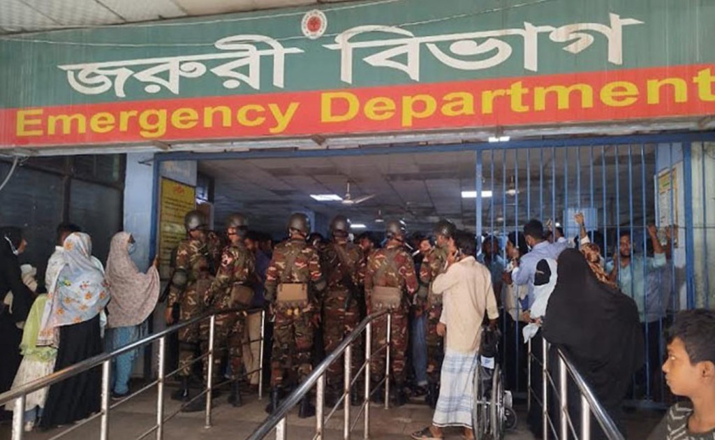 যৌথবাহিনীর অভিযানে ঢামেক থেকে অর্ধশতাধিক দালাল আটক 2 Untitled 2 Recovered Recovered Recovered 1741258505 যৌথবাহিনীর অভিযানে ঢামেক থেকে অর্ধশতাধিক দালাল আটক