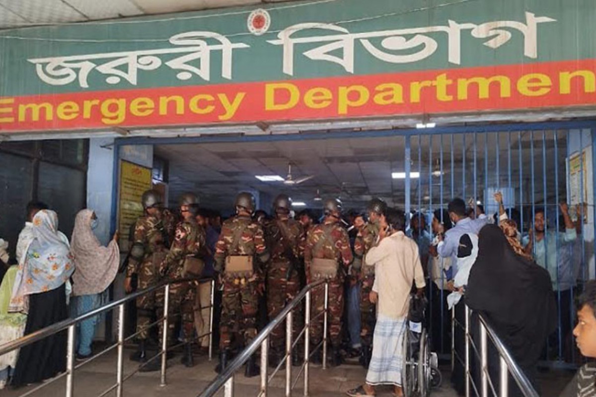 যৌথবাহিনীর অভিযানে ঢামেক থেকে অর্ধশতাধিক দালাল আটক