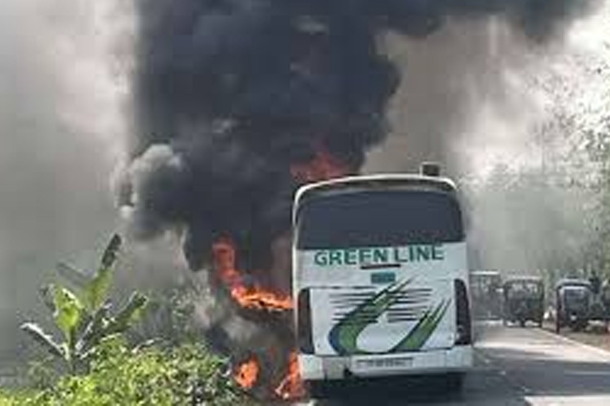 বরিশালে চলন্ত বাসে আগুন