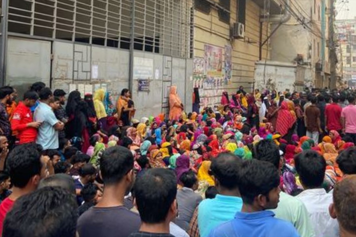 শ্রমিক আন্দোলনের মধ্যেই দশ কারখানায় ছুটি ঘোষণা