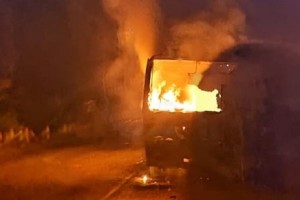 বরিশালে বাসচাপায় এক কিশোর নিহত, বাসে আগুন