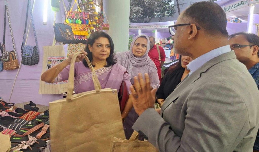পলিথিনের ক্ষতিকর প্রভাব কমাতে পাটজাত পণ্যের ব্যবহার বাড়াতে হবে: পরিবেশ উপদেষ্টা 4 Untitled 2 1741532901 পলিথিনের ক্ষতিকর প্রভাব কমাতে পাটজাত পণ্যের ব্যবহার বাড়াতে হবে: পরিবেশ উপদেষ্টা